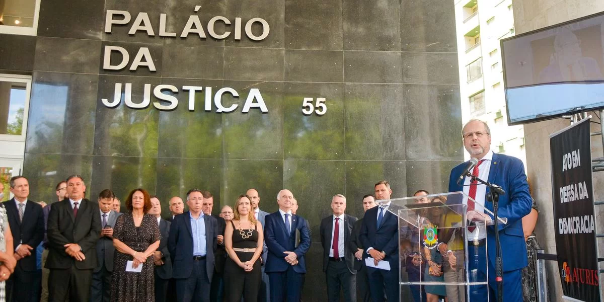 Ato público prega defesa da democracia em Porto Alegre